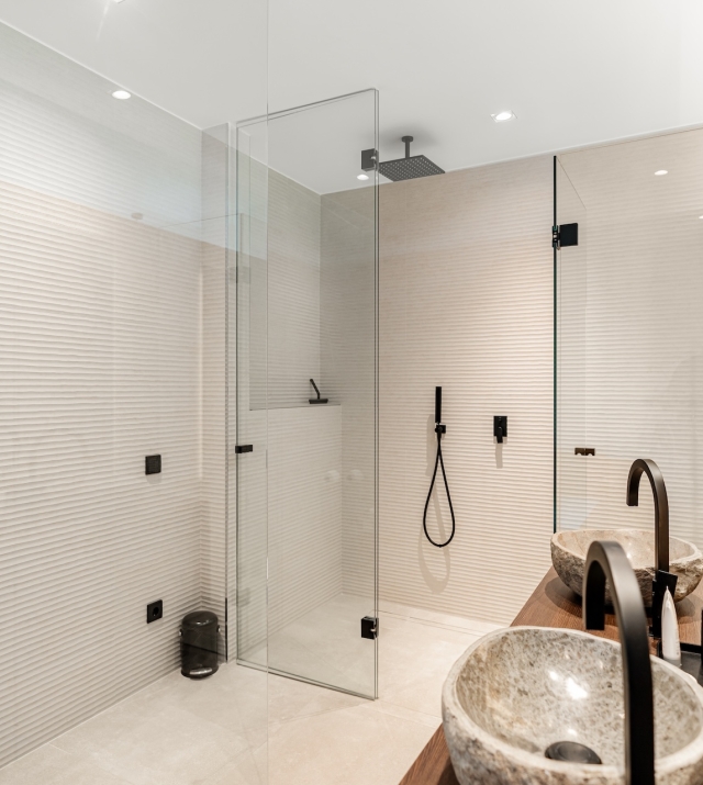 Resa Estates luxury vila Can Furnet modern Villa moderna bathrooms 3.jpg